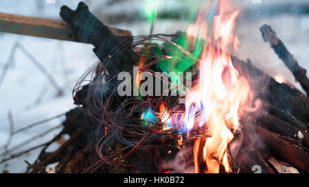 Draht im Feuer brennen Stockfoto