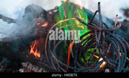 Draht im Feuer brennen Stockfoto