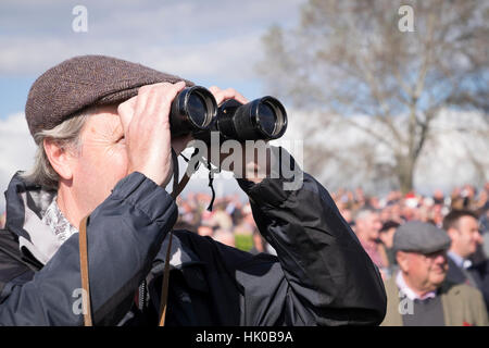 Mann beobachtet Pferderennen Fernglas Stockfoto