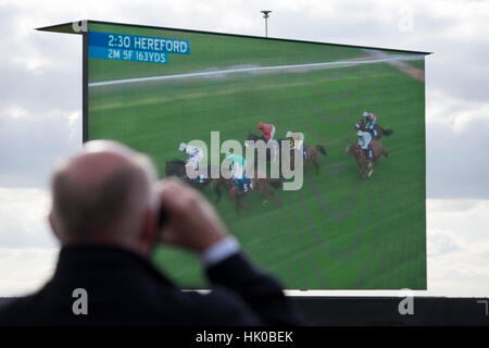 Mann mit dem Fernglas beobachten Pferderennen Stockfoto