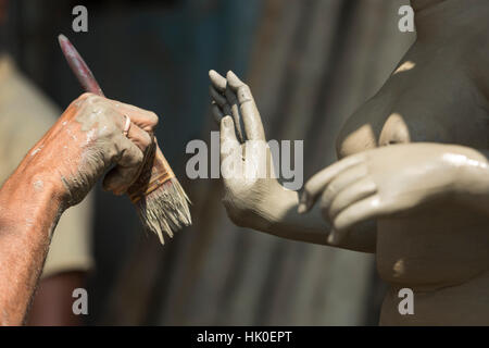 Hand des Menschen malen eine Ton-Idol in einem frühen Stadium. Kumartuli, Kalkutta, Westbengalen, Indien Stockfoto