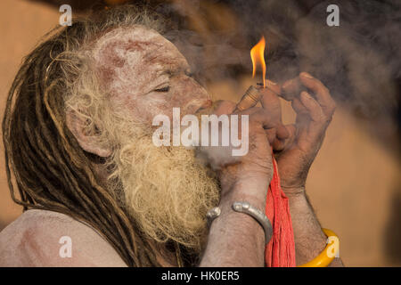 Sadhu Rauchen. Varanasi, Indien Stockfoto