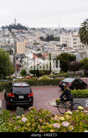 Blick von der Spitze der Lombard Street. August 2016. San Francisco, Kalifornien, Vereinigte Staaten von Amerika Stockfoto