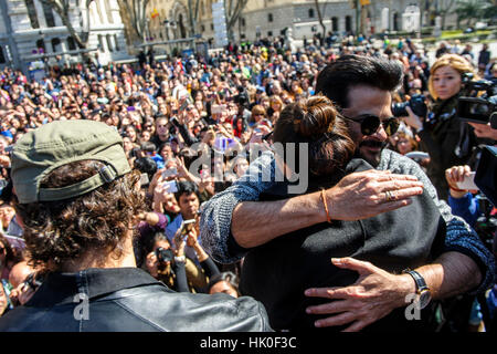 Schauspieler Anil Kapoor, Sonakshi Sinha und Hrithik Roshan nehmen an ein Bollywood Stil Flashmob in Madrid für die Präsentation der Filmakademie von Indien "Woollywood Oscars" in Madrid, Sonntag, 13. März 2016 zuspricht. Stockfoto