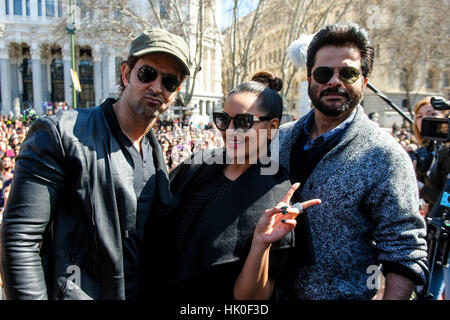 Schauspieler Anil Kapoor, Sonakshi Sinha und Hrithik Roshan nehmen an ein Bollywood Stil Flashmob in Madrid für die Präsentation der Filmakademie von Indien "Woollywood Oscars" in Madrid, Sonntag, 13. März 2016 zuspricht. Stockfoto