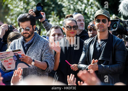 Schauspieler Anil Kapoor, Sonakshi Sinha und Hrithik Roshan nehmen an ein Bollywood Stil Flashmob in Madrid für die Präsentation der Filmakademie von Indien "Woollywood Oscars" in Madrid, Sonntag, 13. März 2016 zuspricht. Stockfoto