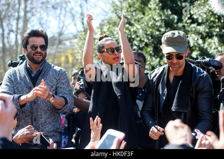 Schauspieler Anil Kapoor, Sonakshi Sinha und Hrithik Roshan nehmen an ein Bollywood Stil Flashmob in Madrid für die Präsentation der Filmakademie von Indien "Woollywood Oscars" in Madrid, Sonntag, 13. März 2016 zuspricht. Stockfoto