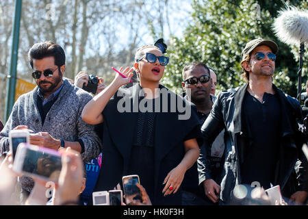 Schauspieler Anil Kapoor, Sonakshi Sinha und Hrithik Roshan nehmen an ein Bollywood Stil Flashmob in Madrid für die Präsentation der Filmakademie von Indien "Woollywood Oscars" in Madrid, Sonntag, 13. März 2016 zuspricht. Stockfoto