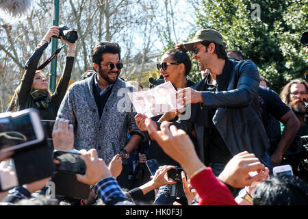 Schauspieler Anil Kapoor, Sonakshi Sinha und Hrithik Roshan nehmen an ein Bollywood Stil Flashmob in Madrid für die Präsentation der Filmakademie von Indien "Woollywood Oscars" in Madrid, Sonntag, 13. März 2016 zuspricht. Stockfoto