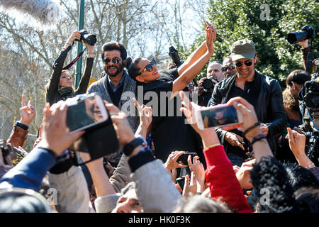 Schauspieler Anil Kapoor, Sonakshi Sinha und Hrithik Roshan nehmen an ein Bollywood Stil Flashmob in Madrid für die Präsentation der Filmakademie von Indien "Woollywood Oscars" in Madrid, Sonntag, 13. März 2016 zuspricht. Stockfoto