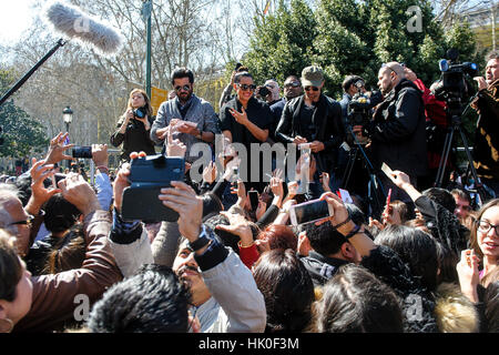 Schauspieler Anil Kapoor, Sonakshi Sinha und Hrithik Roshan nehmen an ein Bollywood Stil Flashmob in Madrid für die Präsentation der Filmakademie von Indien "Woollywood Oscars" in Madrid, Sonntag, 13. März 2016 zuspricht. Stockfoto