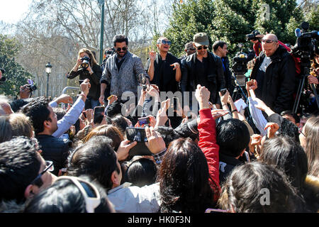 Schauspieler Anil Kapoor, Sonakshi Sinha und Hrithik Roshan nehmen an ein Bollywood Stil Flashmob in Madrid für die Präsentation der Filmakademie von Indien "Woollywood Oscars" in Madrid, Sonntag, 13. März 2016 zuspricht. Stockfoto