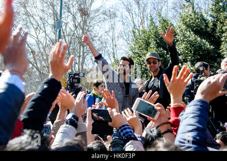 Schauspieler Anil Kapoor, Sonakshi Sinha und Hrithik Roshan nehmen an ein Bollywood Stil Flashmob in Madrid für die Präsentation der Filmakademie von Indien "Woollywood Oscars" in Madrid, Sonntag, 13. März 2016 zuspricht. Stockfoto