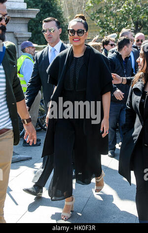 Schauspielerin Sonakshi Sinha beteiligen sich an einem Bollywood Stil Flashmob in Madrid für die Präsentation der Filmakademie von Indien "Woollywood Oscars" in Madrid, Sonntag, 13. März 2016 vergibt. Stockfoto