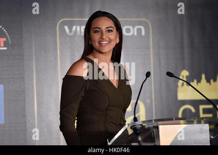 Schauspielerin Sonakshi Sinha während der Verleihung des "Oscar des Bollywwod" in Madrid am Montag, 14. Februar 2016 Stockfoto