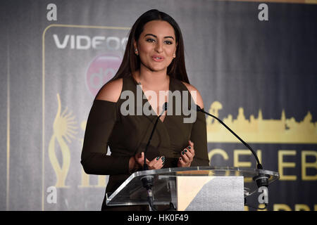 Schauspielerin Sonakshi Sinha während der Verleihung des "Oscar des Bollywwod" in Madrid am Montag, 14. Februar 2016 Stockfoto