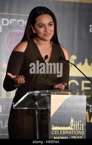 Schauspielerin Sonakshi Sinha während der Verleihung des "Oscar des Bollywwod" in Madrid am Montag, 14. Februar 2016 Stockfoto