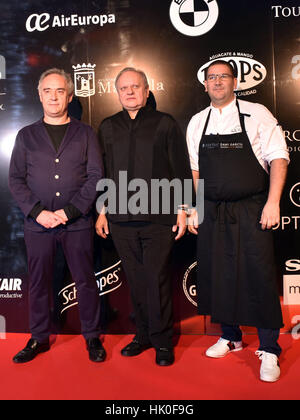 Küchenchefs Dani Garcia und Ferran Adria während eine Hommage an die weltweit besten Chefkoch Joel Robuchon in Marbella auf Montag, 18. April 2016. Stockfoto