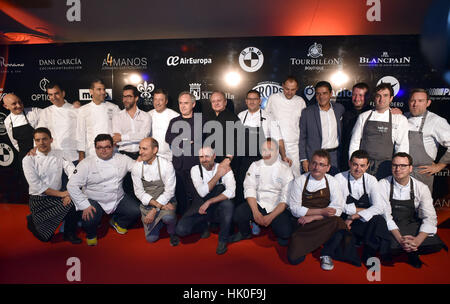 Küchenchefs Dani Garcia, Ferran Adria, Angel Leon, Joan Roca, Daniel Humm, Paco Roncero, Ramon Freixa und Albert Adria während eine Hommage an die weltweit besten Chefkoch Joel Robuchon in Marbella auf Montag, 18. April 2016. Stockfoto