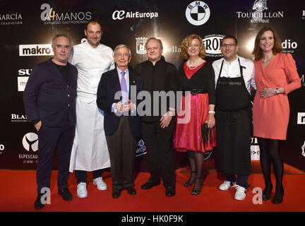 Küchenchefs Dani Garcia, Ferran Adria, Angel Leon, Joan Roca, Daniel Humm, Paco Roncero, Ramon Freixa und Albert Adria während eine Hommage an die weltweit besten Chefkoch Joel Robuchon in Marbella auf Montag, 18. April 2016. Stockfoto