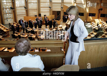 2006. Nicola Sturgeon, MSP, an das schottische Parlament in Edinburgh, Schottland. © Gerry McCann. Stockfoto