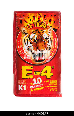 Ein Paket von Feuerwerkskörper Böller Feuerwerk auf weißem Hintergrund Stockfoto