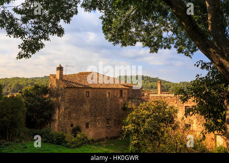 Gala Dalí Castle Museum, schöne Aussicht aus dem mittelalterlichen in- und jetzt Museum von Salvador Dali, Pubol, Baix Empordà, Girona, Spanien Stockfoto