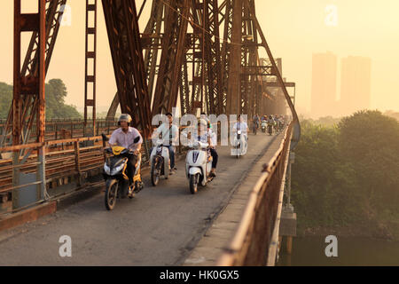 Pendler auf der Long Bien-Brücke über den Red River in Hanoi, Vietnam, Indochina, Südost-Asien Stockfoto