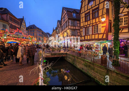Touristen, Einkaufen auf den Weihnachtsmärkten in der alten mittelalterlichen Stadt Colmar, Departement Haut-Rhin, Elsass, Frankreich Stockfoto