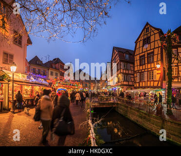 Panorama der Weihnachtsmärkte in der alten mittelalterlichen Stadt Colmar bei Dämmerung, Abteilung Haut-Rhin, Elsass, Frankreich Stockfoto