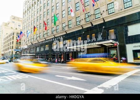 Kaufhaus Bloomingdales und gelben Taxis, Lexington Avenue, Manhattan, New York City, USA, Nordamerika Stockfoto