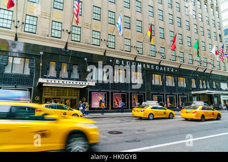 Kaufhaus Bloomingdales und gelben Taxis, Lexington Avenue, Manhattan, New York City, USA, Nordamerika Stockfoto