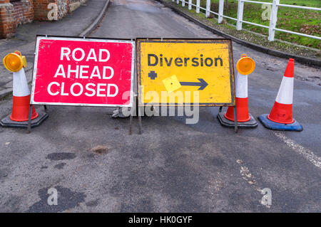 eine Straße wird mit ein Schild vorne geschlossen und eine angegebene Diversion Ablenkung geschlossen. Stockfoto