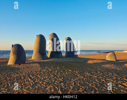 La Mano (die Hand), eine Skulptur des chilenischen Künstlers Mario Irarrazabal, Playa Brava, Punta del Este, Maldonado Abteilung, Uruguay Stockfoto