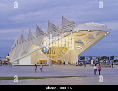 Twilight-Blick auf das Museum von morgen (Museu Do Erholungs-) von Santiago Calatrava, Praca Maua, Rio De Janeiro, Brasilien Stockfoto