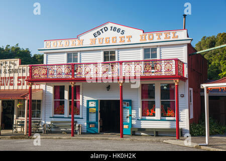 Historisches Gebäude erinnert an die Westküste Goldminen-Vergangenheit, Vorstadt, Bezirk Greymouth, grau, West Coast, New Zealand Stockfoto