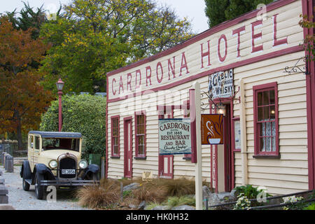 Oldtimer und Fassade des historischen Cardrona Hotel, Cardrona, in der Nähe von Wanaka, Queenstown-Lakes District, Otago, Neuseeland Stockfoto