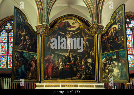 Triptychon mit Kreuzigung von Bernard van Orley, Frauenkirche, Brügge, Belgien Stockfoto