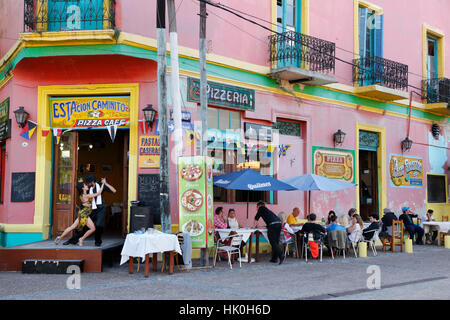 Bunt bemalte Estacion Caminito Café mit Tango-Anzeige in La Boca Bezirk, Buenos Aires, Argentinien, Südamerika Stockfoto