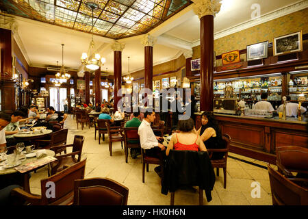 Jugendstil-Interieur des Cafe Tortoni auf Avenida de Mayo, Buenos Aires, Argentinien, Südamerika Stockfoto