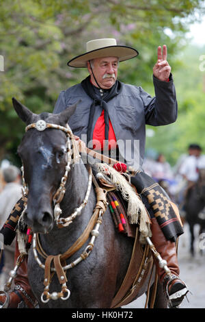 Gaucho-Parade auf den Tag der Tradition, San Antonio de Areco, La Pampa, Argentinien, Südamerika Stockfoto