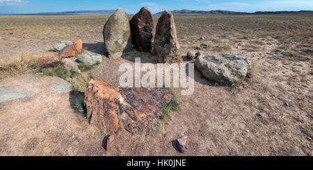 Antiken Kamin Steinen, Website des 12. Jahrhundert Lager von Dschingis Khan und seine Truppen, Altyn-Emel-Nationalpark, Kasachstan Stockfoto