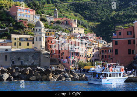 Buntes Dorf Häuser, Kirchen und Fähre, Vernazza, Cinque Terre, ligurische Riviera, Ligurien, Italien Stockfoto