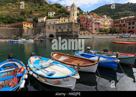 Buntes Dorf Häuser und Boote im Hafen von Vernazza, Cinque Terre, ligurische Riviera, Ligurien, Italien Stockfoto