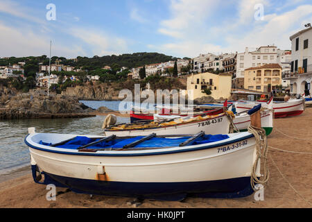 Calella de Palafrugell, am frühen Morgen, Angelboote/Fischerboote am kleinen Strand, Costa Brava, Girona, Katalonien, Spanien Stockfoto