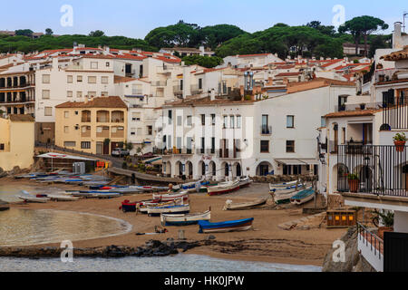 Calella de Palafrugell, am frühen Morgen, Angelboote/Fischerboote am kleinen Strand, Costa Brava, Girona, Katalonien, Spanien Stockfoto