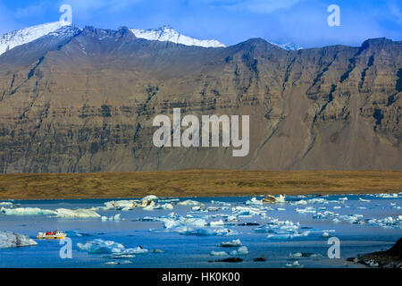 Touristenboot in Eisberge in der Gletschersee Jökulsárlón im Vatnajökull Nationalpark im Südosten Islands, Polarregionen Stockfoto