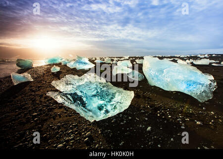 Eisberge auf einem schwarzen vulkanischen Sandstrand neben dem Gletschersee Jökulsárlón im Vatnajökull-Nationalpark im Südosten Islands Stockfoto