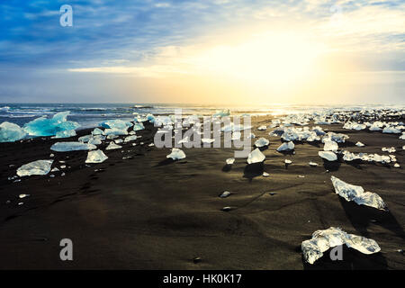 Eisberge auf einem schwarzen vulkanischen Sandstrand neben dem Gletschersee Jökulsárlón im Vatnajökull-Nationalpark, Südost-Island Stockfoto