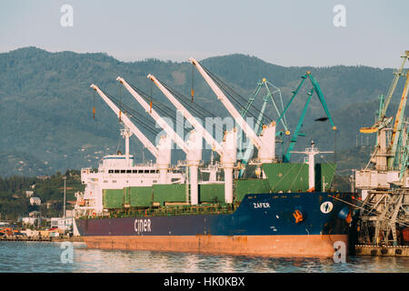 Alte Schiff Fracht Schiff Tanker im Hafen Dock am sonnigen Abend bei Sonnenuntergang oder Sonnenaufgangszeit In Batumi, Adscharien, Georgia Stockfoto